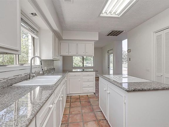 Light and airy kitchen with "eat In"area overlooking the pool.