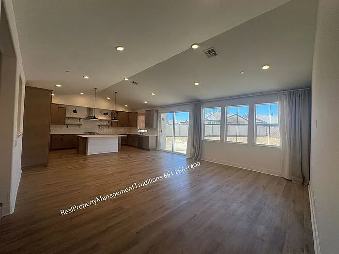 4 bed, 3.0 bath, 2415 sqft, $3,800 — Photo 4