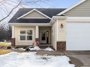 1751 Oak Hollow Ln, Neenah, WI 54956
