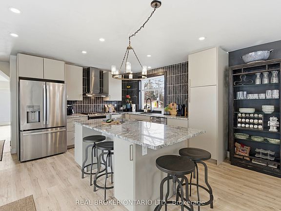 3rd image of 1043 Queens Bush Rd