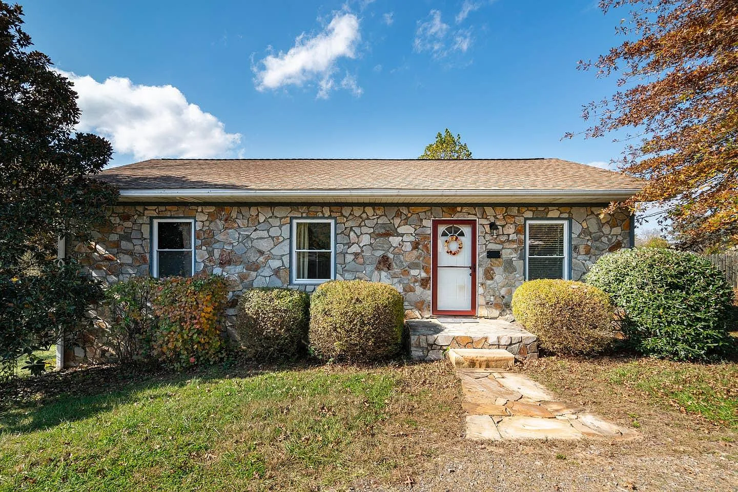3 bed, 1.5 bath, 1025 sqft, $1,900 — Photo 1