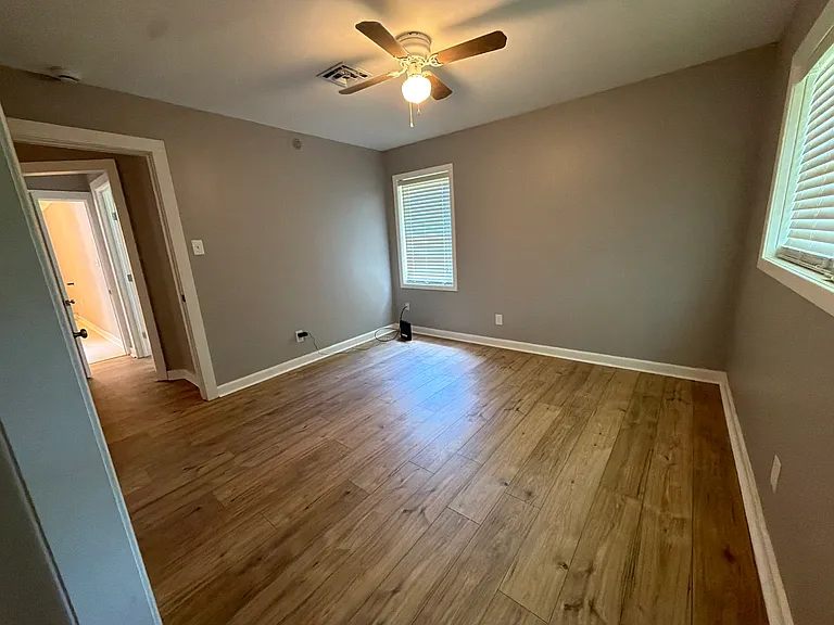 1610 Dudley Ln — Photo 10