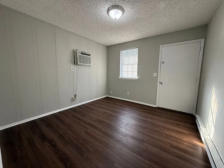 2303 Burns St — Photo 2
