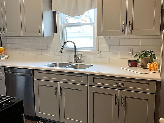 3rd image of 1247 Portland Ave NE