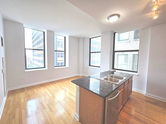 4th image of 8 W Monroe St APT 1800