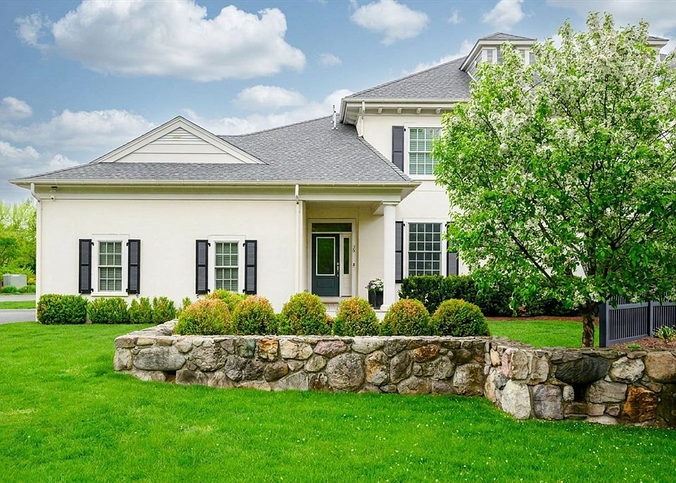 1st image of 29 Woodmere Dr #29