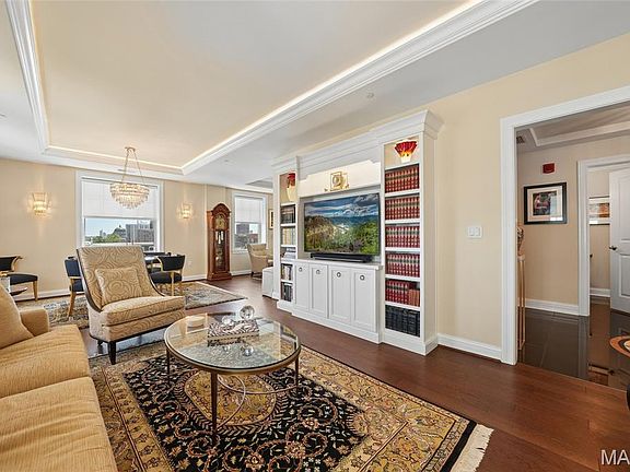 5th image of 232 N Kingshighway Blvd APT 902
