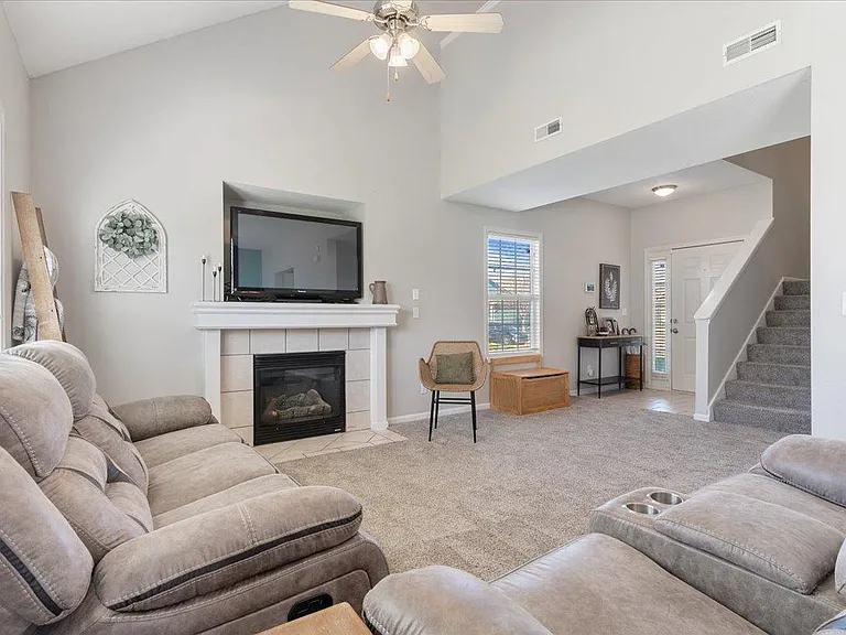 461 Dogwood Ct — Photo 2