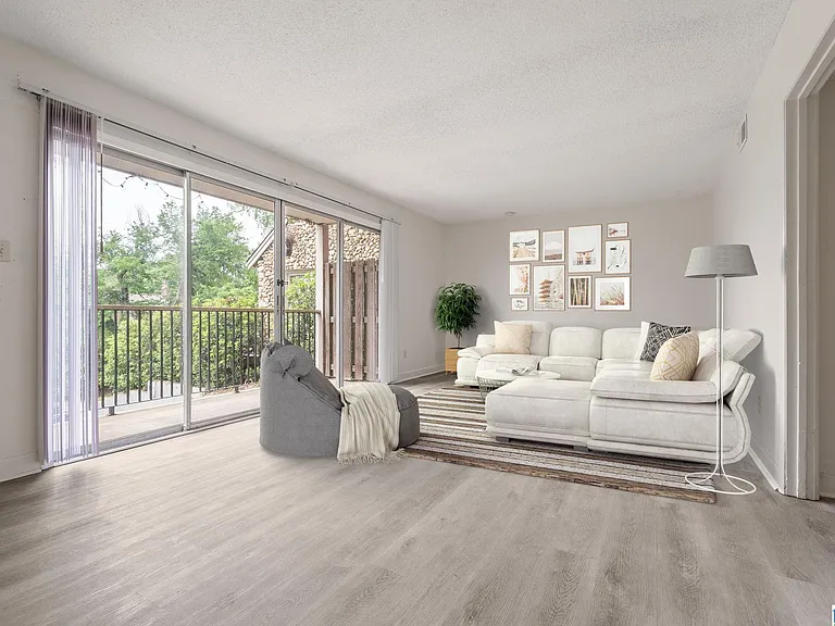 2409 Arlington Cres #D — Photo 12