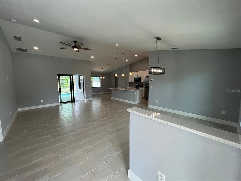 3 bed, 2.0 bath, 1704 sqft, $2,550 — Photo 3