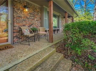 1353 E Oaks Manor Dr, Fayetteville, AR 72703