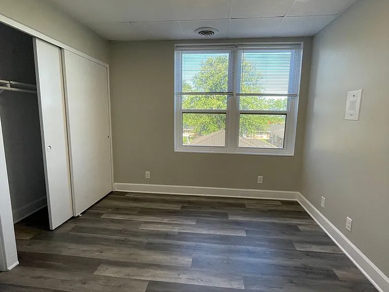 815 W. Columbia — Photo 16