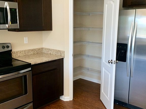 Kitchen w/ walk in pantry