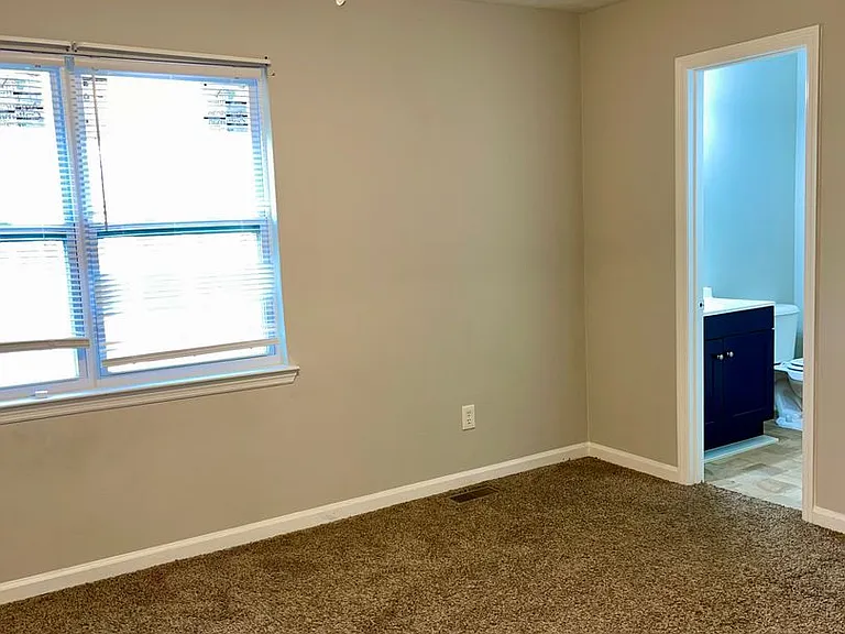 945 Silverwood Dr — Photo 9
