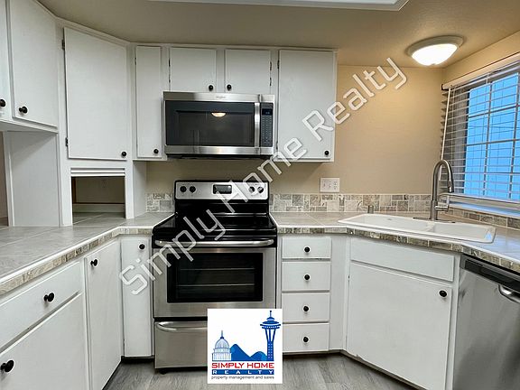 3rd image of 612 Malibu Dr SE