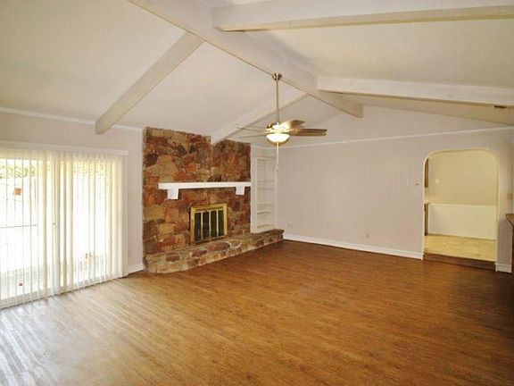 5th image of 411 Cambridge Dr