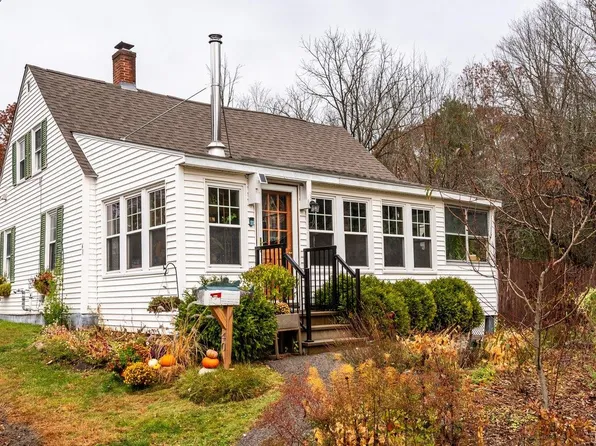 40 Lamprey Street, Newmarket, NH 03857