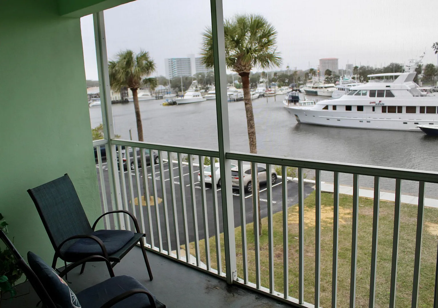 Beautiful 2/2 Riverfront Condo — Photo 1