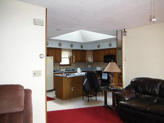 5th image of 121 Borden Hl