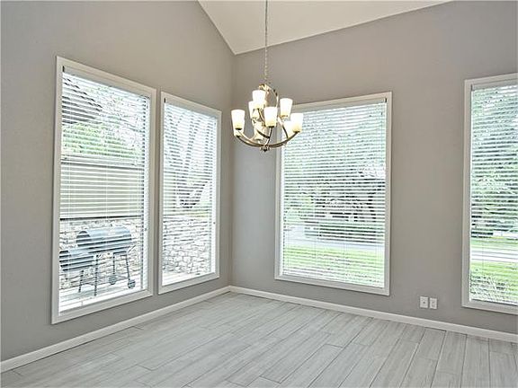 4th image of 28 Stoney Creek Cv