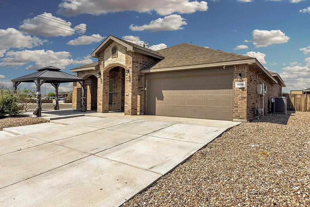 4 bed, 2.5 bath, 2350 sqft, $2,900 — Photo 2