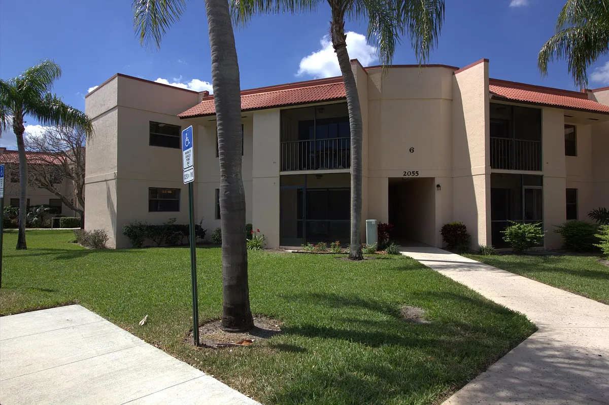 Building - 2055 NE Collins Cir #6-10