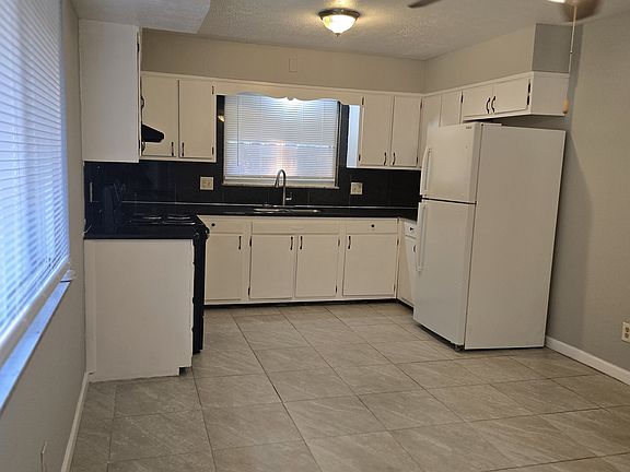 4th image of 944 S Weyant Ave