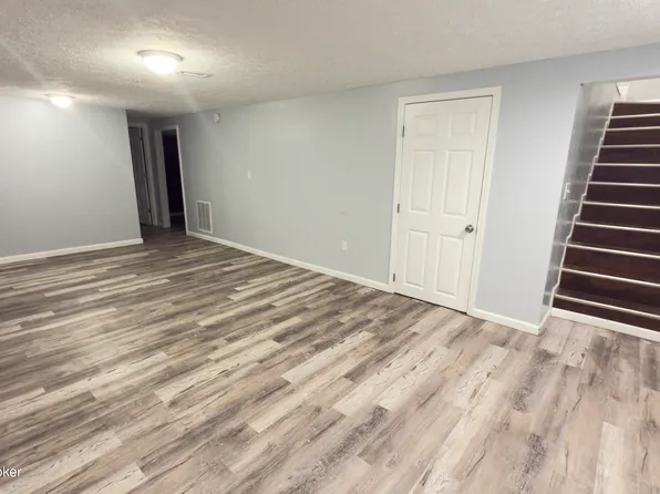 9303 Cinderella Ln, Louisville, KY 40229