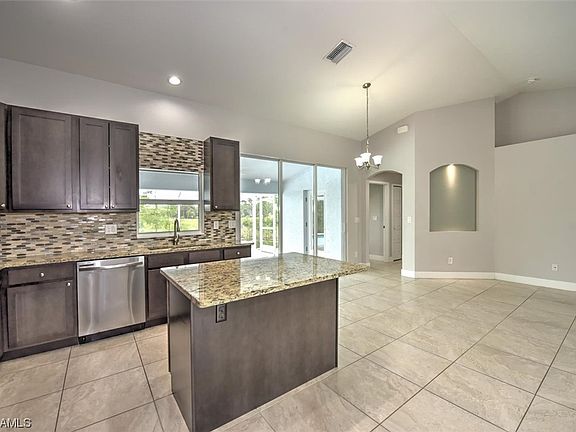 4th image of 407 NE 31st St