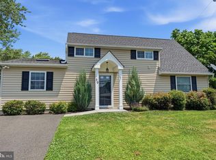 59 Iroquois Rd, Levittown, PA 19057