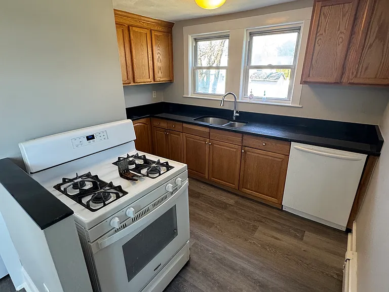 72 Pleasant St — Photo 1