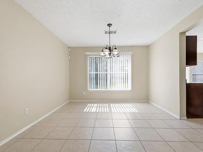 1109 Bradbury Ln — Photo 4