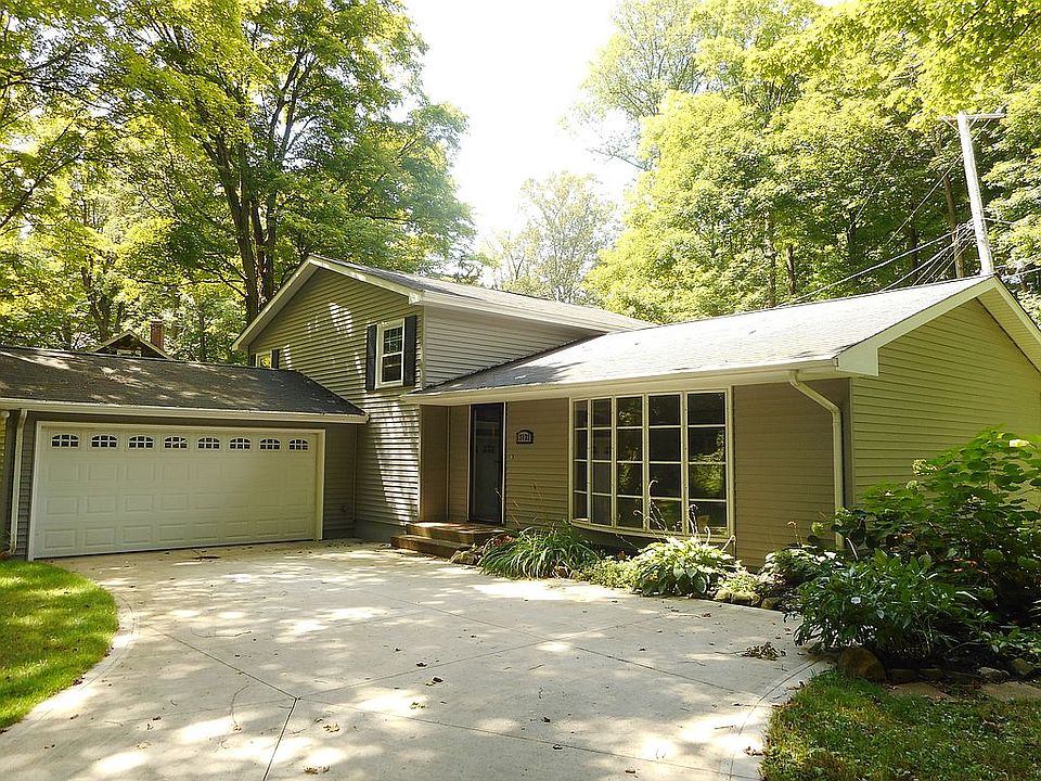 1st image of 17032 Woodmere Dr
