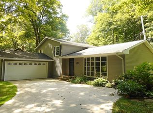 17032 Woodmere Dr, Chagrin Falls, OH 44023
