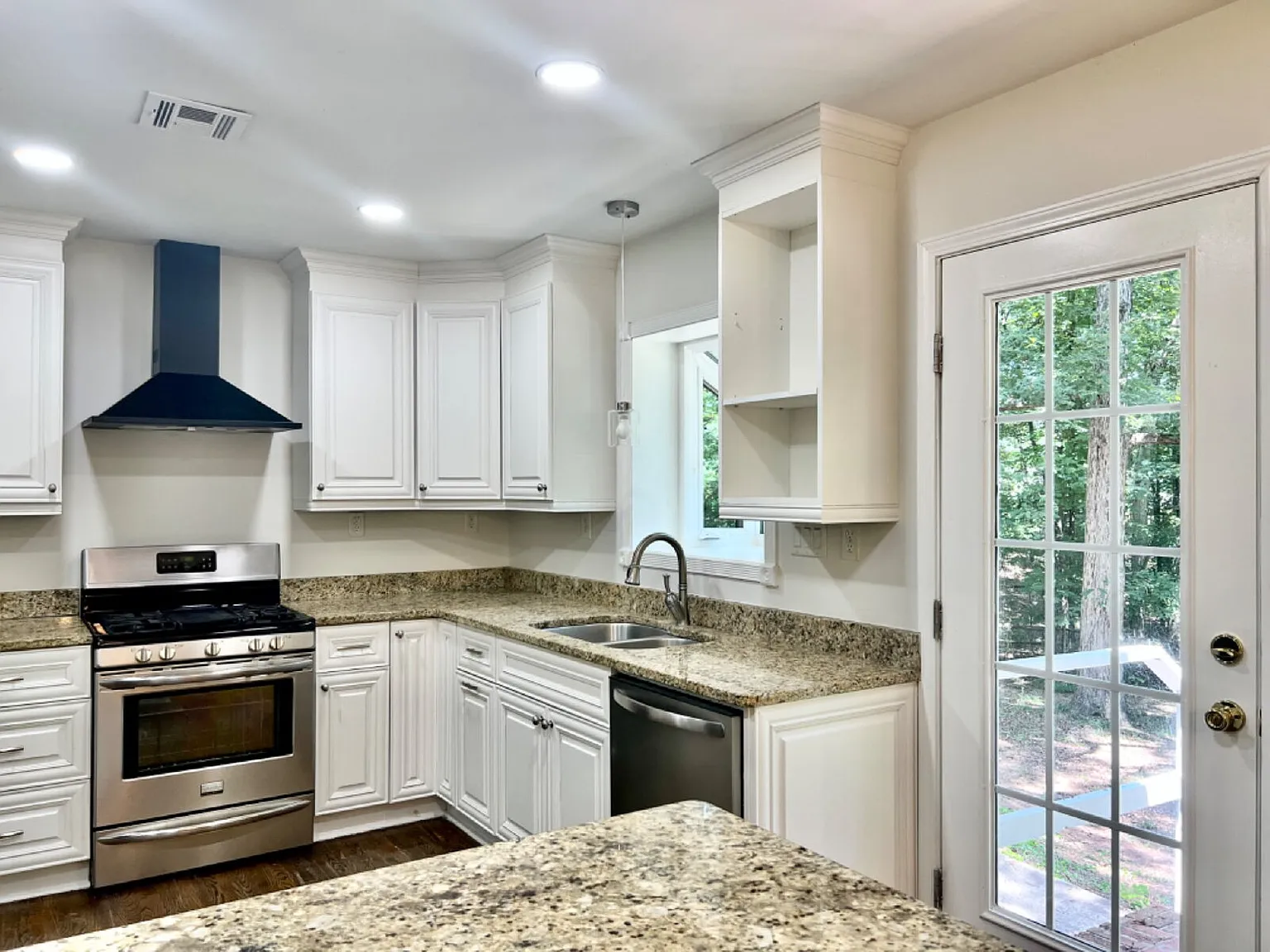 Spacious 4 Bedroom Close To Matthews! — Photo 4