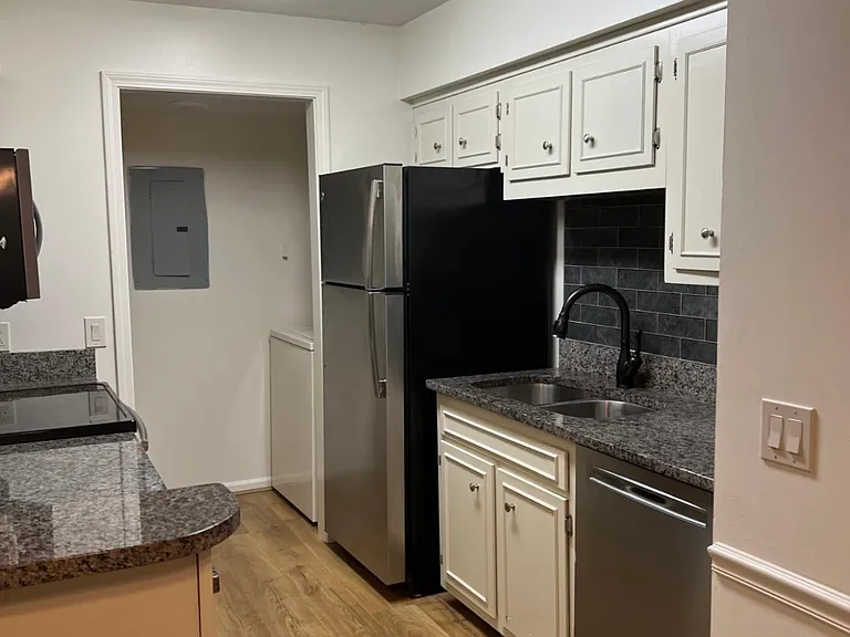 2905 Burch Ave #12 — Photo 23