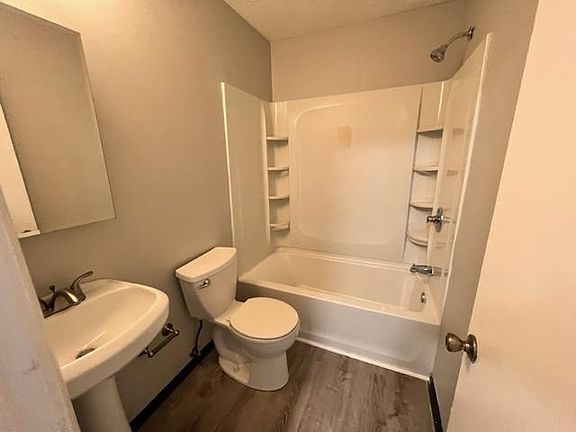 4th image of 5058 Broadway Ave APT 6