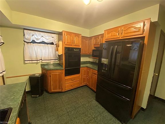 4th image of 921 E 150th St