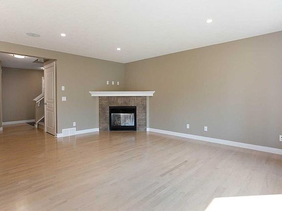 3rd image of 714 N Auburn Bay Hts SE