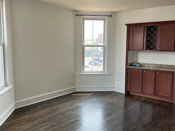 3rd image of 2141 W Cullom Ave #2