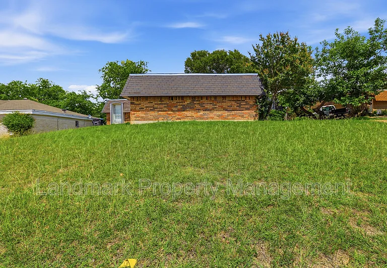 6811 Trail Lake Dr — Photo 3