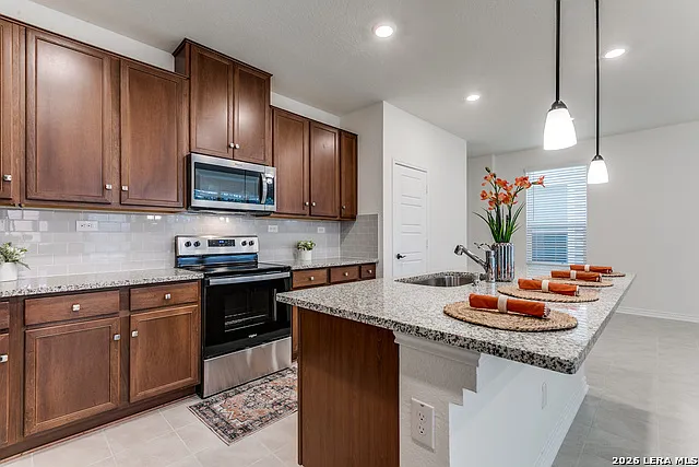 5 bed, 3.0 bath, 2315 sqft, $2,600 — Photo 2