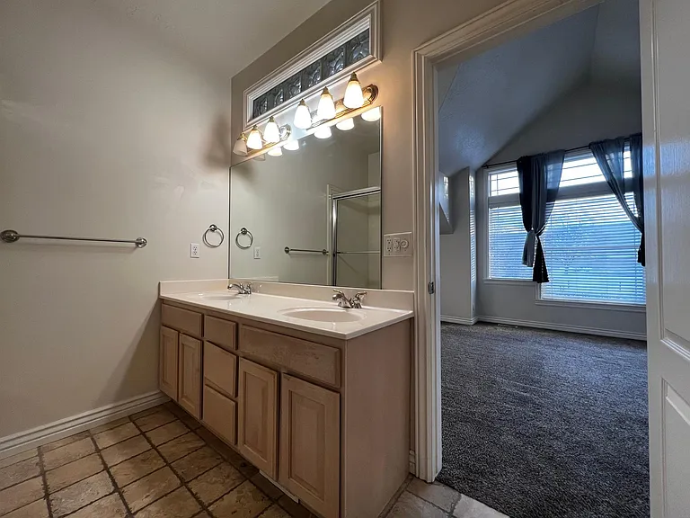 11 E 2200 S — Photo 17