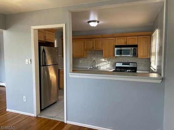5th image of 22 Pine St Floor 2
