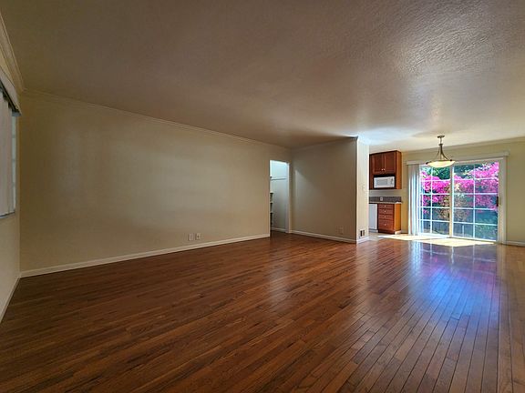 4th image of 660 Forest Ave