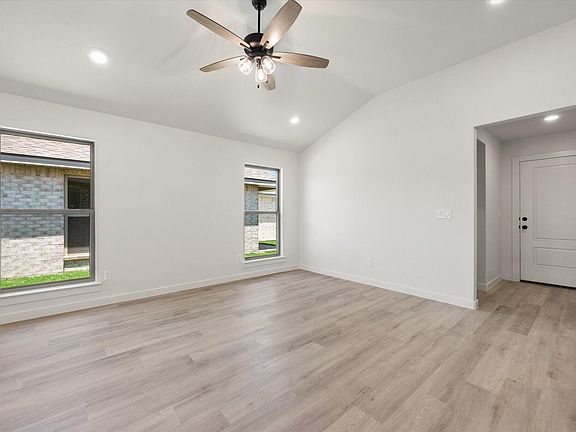 5th image of 2408 Helena Ave