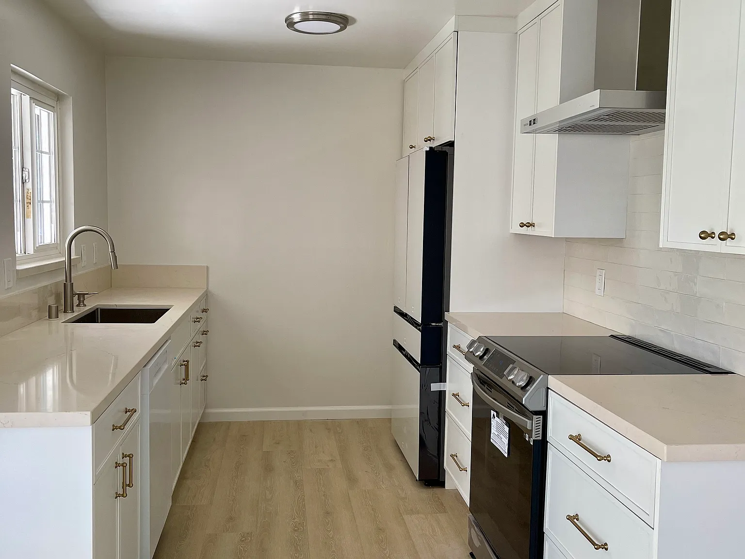 3 bed, 1050 sqft, $4,545 — Photo 2
