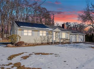 28 Linsal St, Windsor Locks, CT 06096