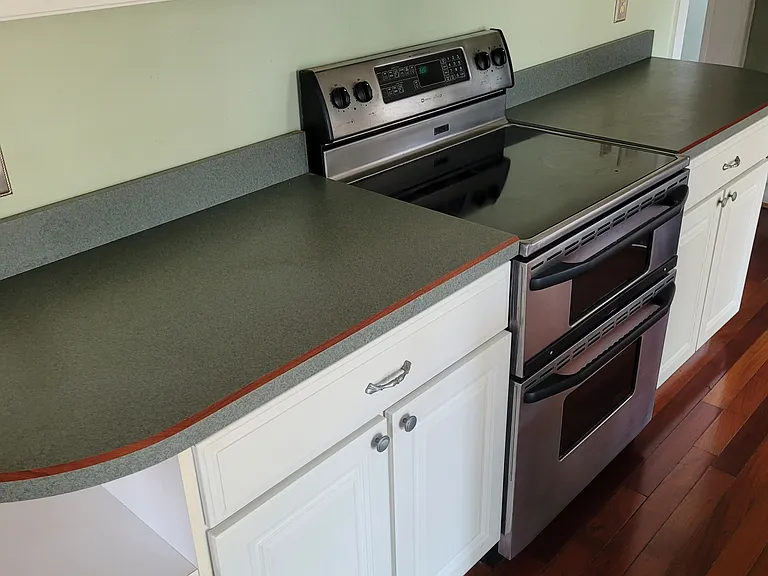 Kitchen w/ new microwave
