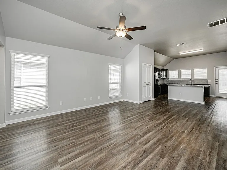 517 Fallbrook Dr — Photo 6